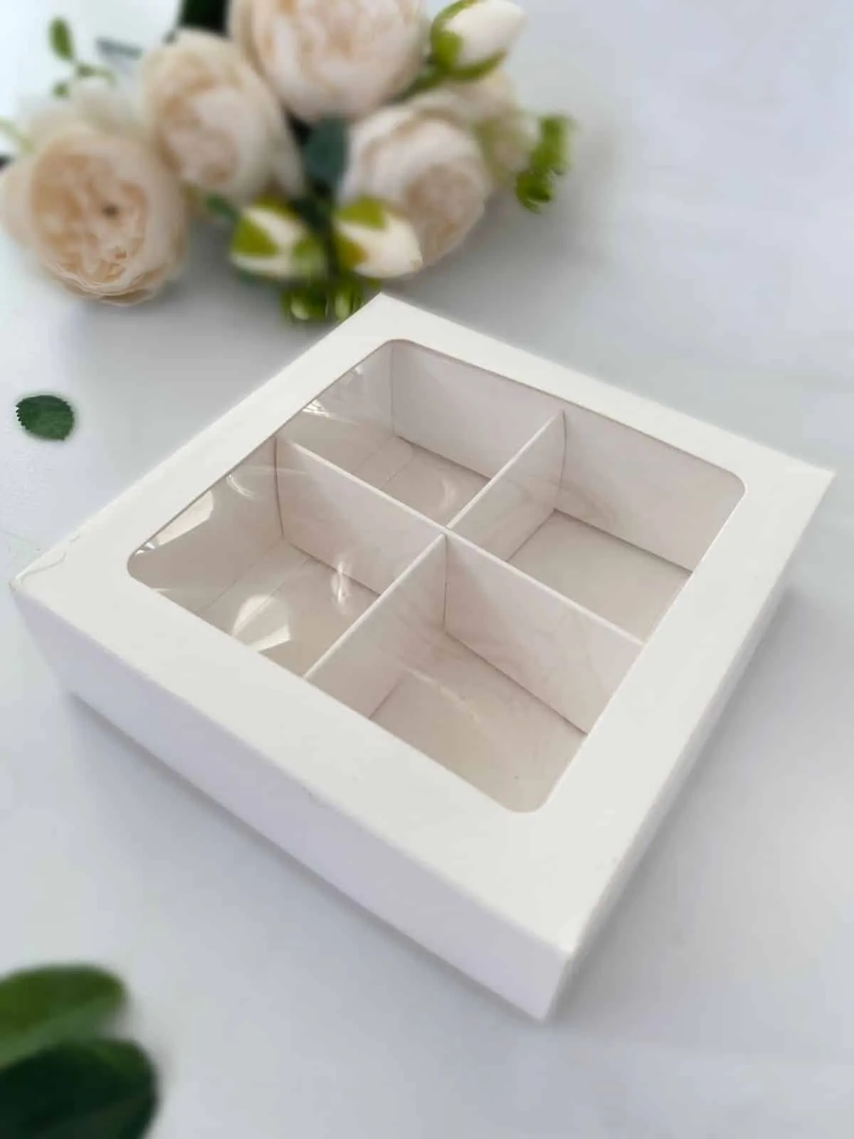 Коробка под 4 конфеты 120х120х35 белая